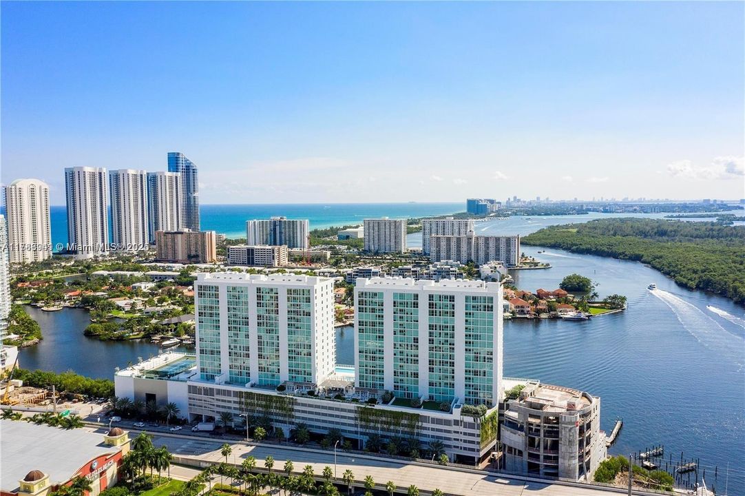 Recently Sold: $1,075,000 (2 beds, 3 baths, 1553 Square Feet)