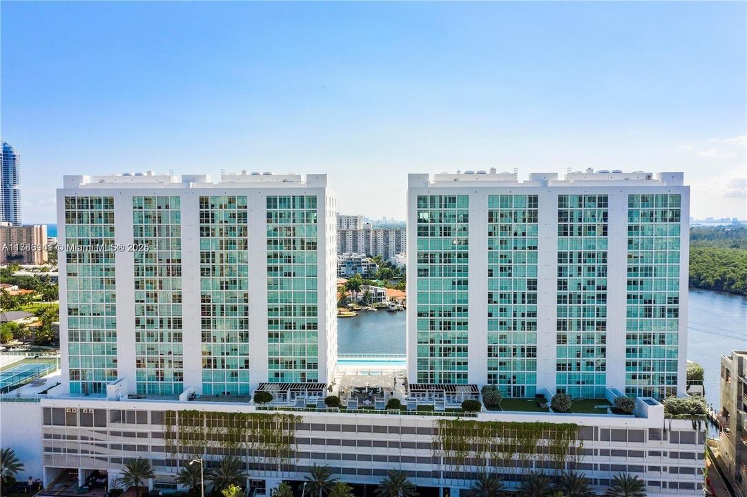 Recently Sold: $1,075,000 (2 beds, 3 baths, 1553 Square Feet)