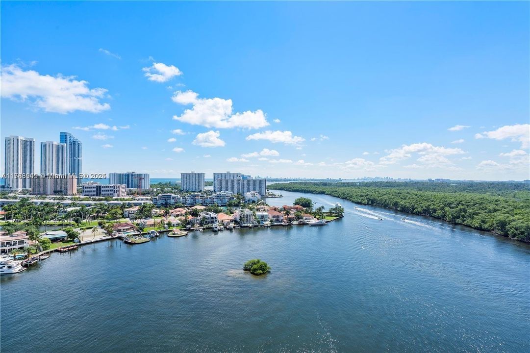 Recently Sold: $1,075,000 (2 beds, 3 baths, 1553 Square Feet)