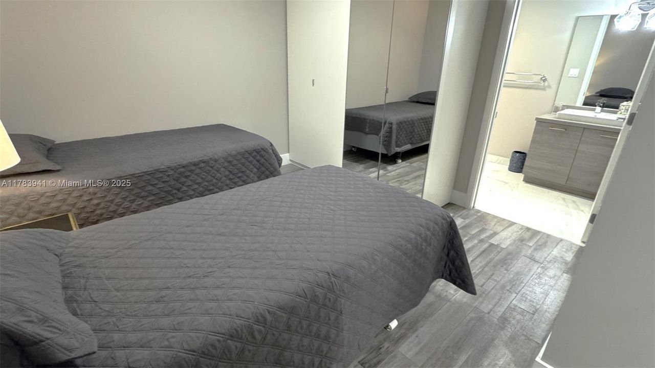 Recently Sold: $1,075,000 (2 beds, 3 baths, 1553 Square Feet)