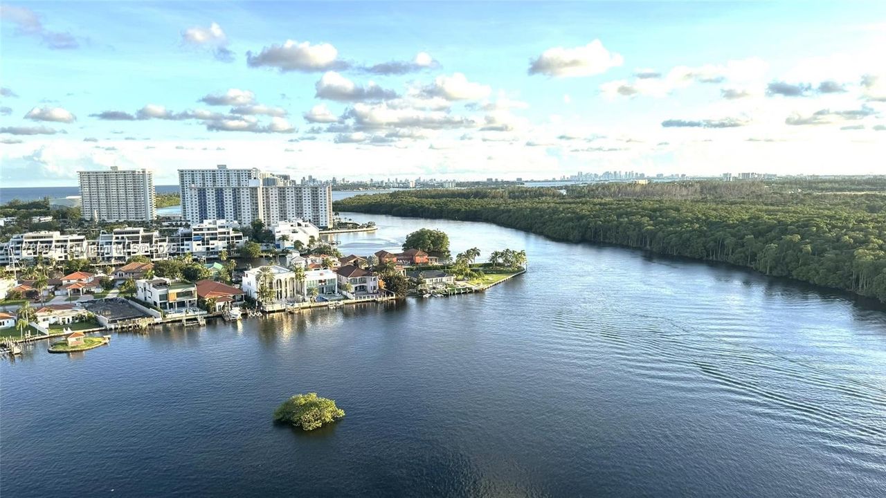 Recently Sold: $1,075,000 (2 beds, 3 baths, 1553 Square Feet)