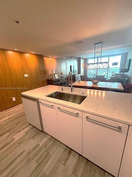 Recently Sold: $1,075,000 (2 beds, 3 baths, 1553 Square Feet)