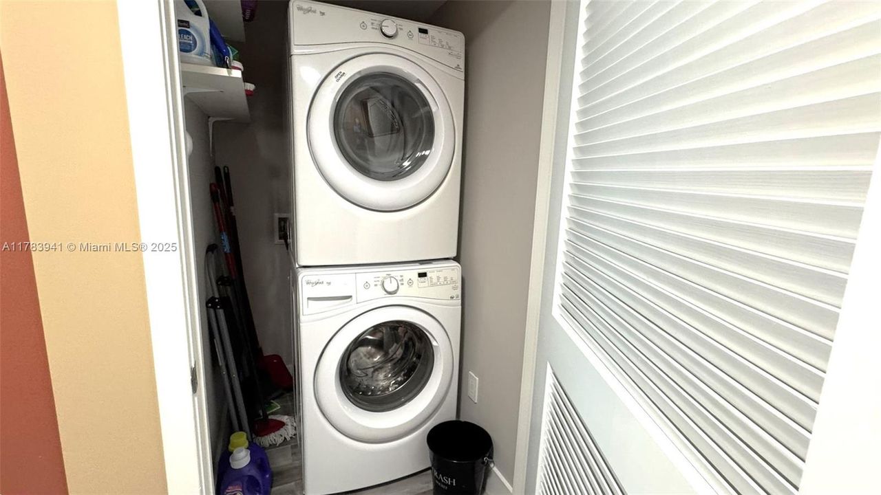 Recently Sold: $1,075,000 (2 beds, 3 baths, 1553 Square Feet)