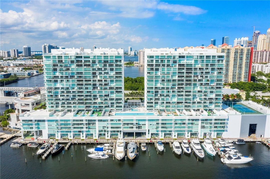 Recently Sold: $1,075,000 (2 beds, 3 baths, 1553 Square Feet)