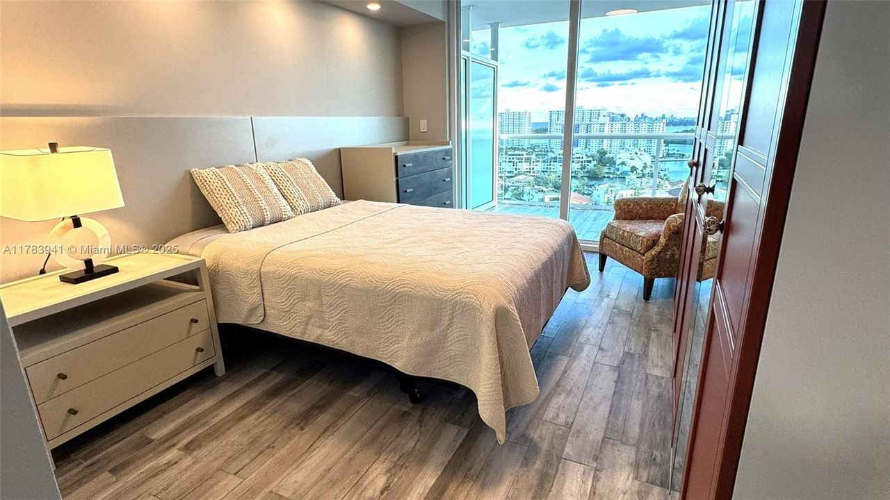 Recently Sold: $1,075,000 (2 beds, 3 baths, 1553 Square Feet)