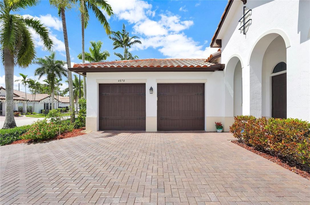 Recently Sold: $969,500 (4 beds, 3 baths, 2320 Square Feet)