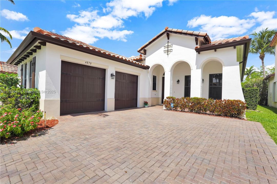 Recently Sold: $969,500 (4 beds, 3 baths, 2320 Square Feet)