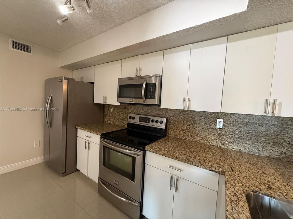 Недавно продано: $269,000 (2 спален, 2 ванн, 1113 Квадратных фут)