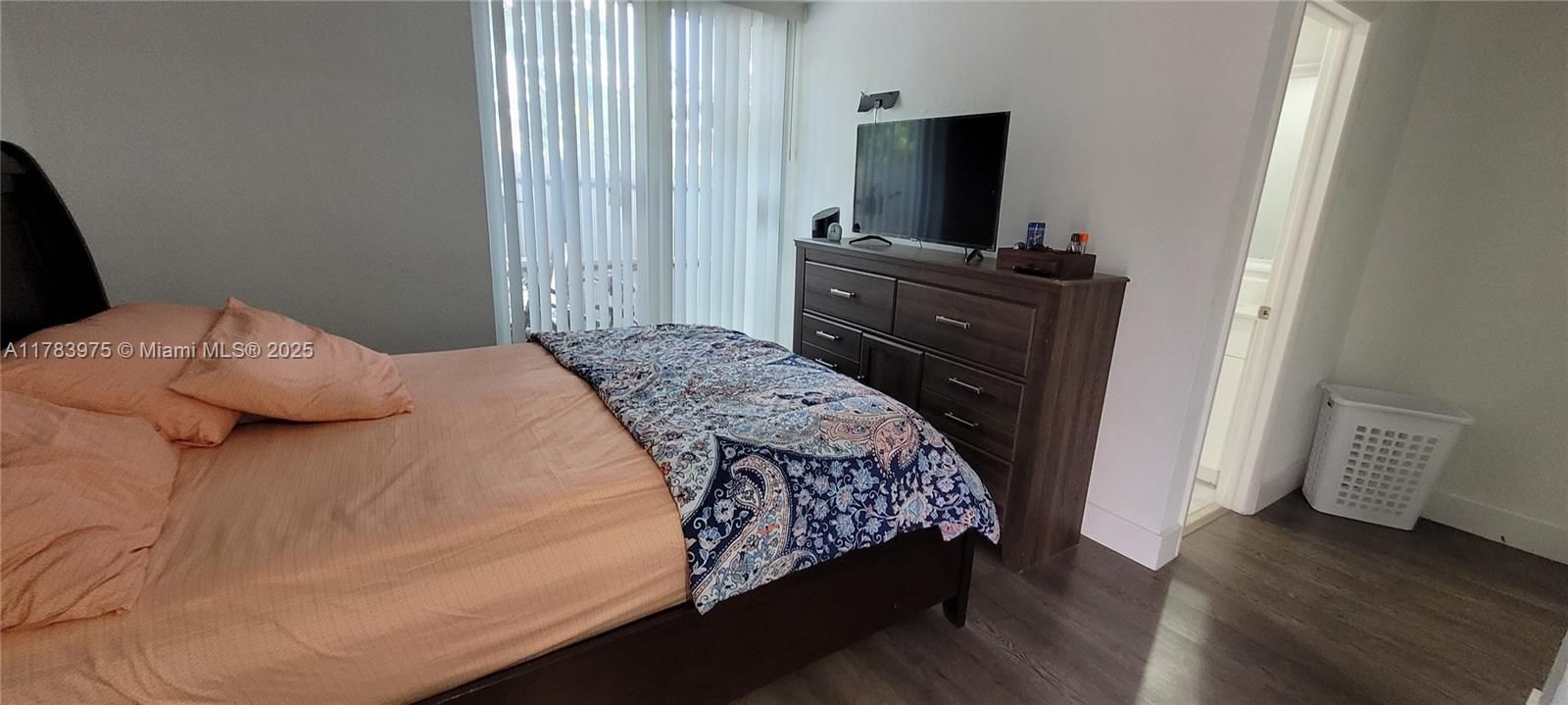 Недавно продано: $379,000 (3 спален, 2 ванн, 1202 Квадратных фут)