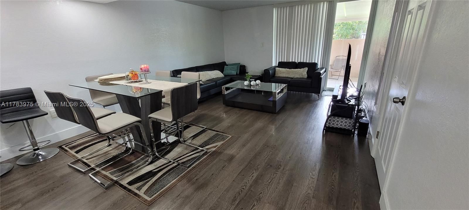 Недавно продано: $379,000 (3 спален, 2 ванн, 1202 Квадратных фут)