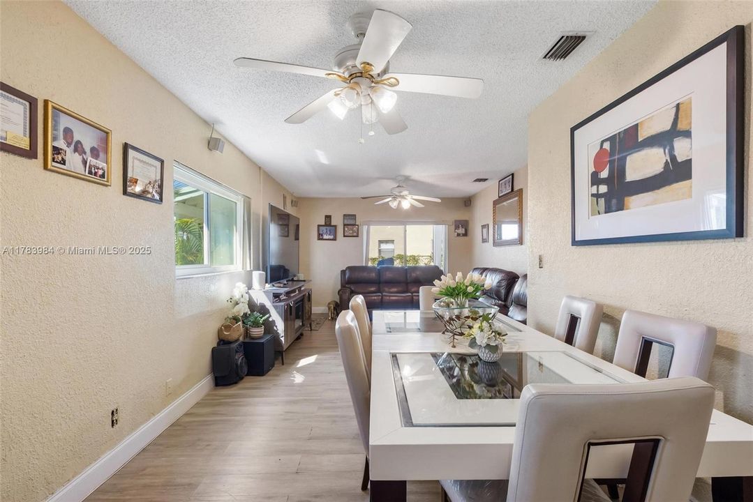 Recently Sold: $400,000 (3 beds, 1 baths, 952 Square Feet)