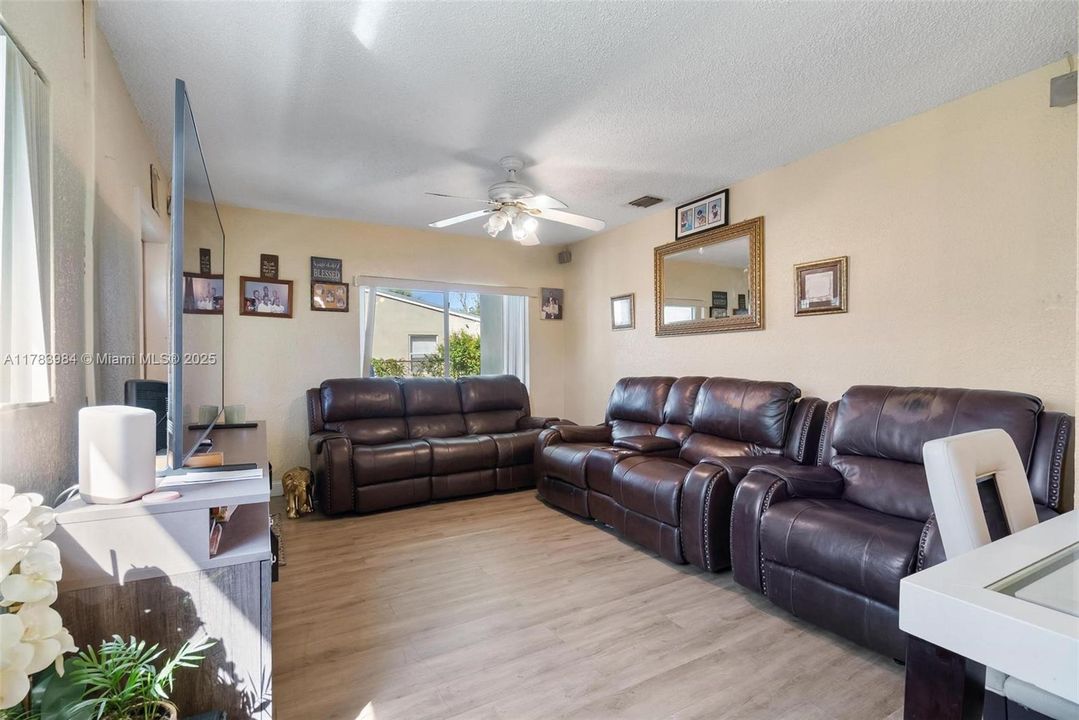 Recently Sold: $400,000 (3 beds, 1 baths, 952 Square Feet)
