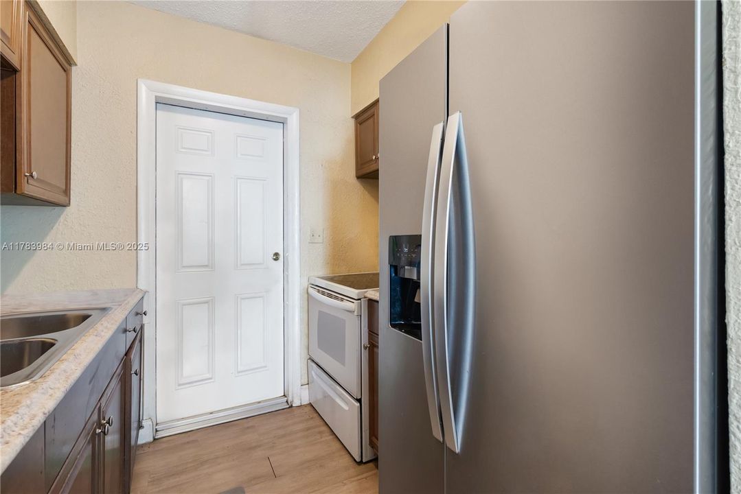 Recently Sold: $400,000 (3 beds, 1 baths, 952 Square Feet)