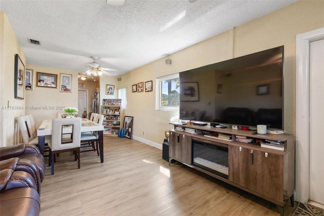 Recently Sold: $400,000 (3 beds, 1 baths, 952 Square Feet)