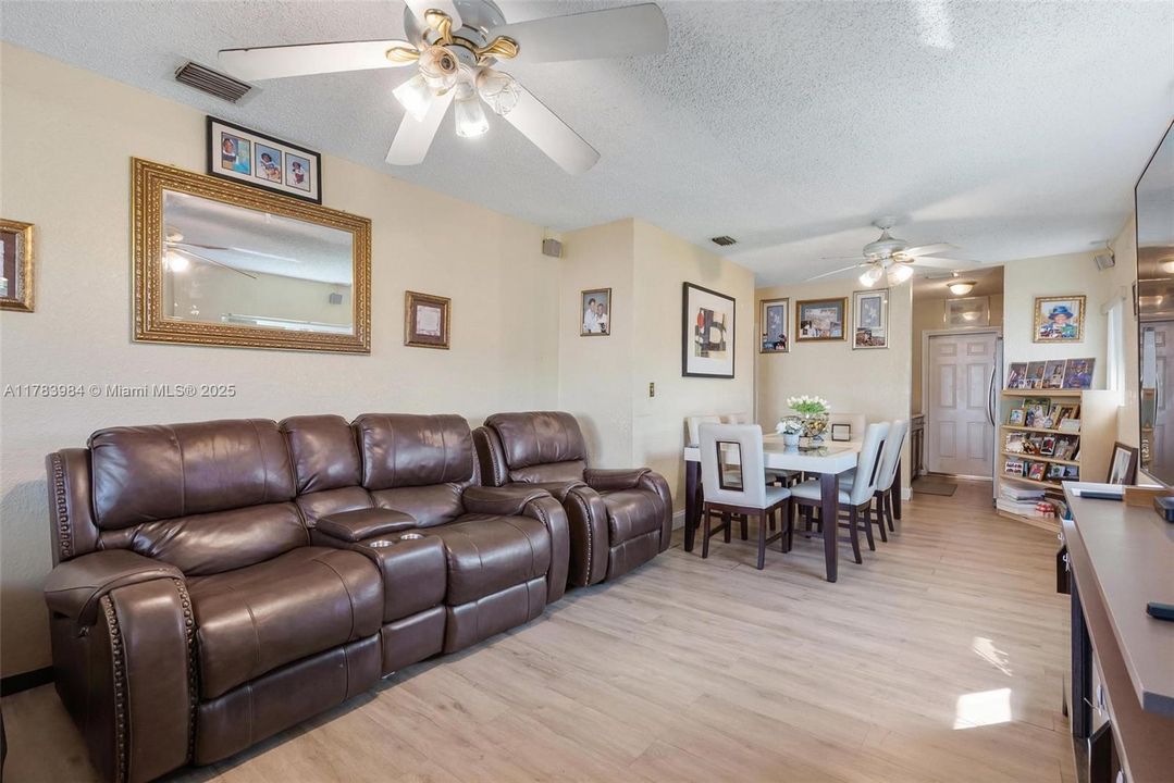 Recently Sold: $400,000 (3 beds, 1 baths, 952 Square Feet)