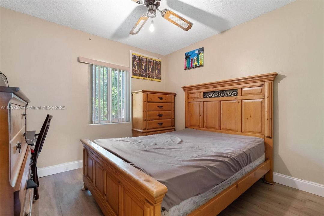 Recently Sold: $400,000 (3 beds, 1 baths, 952 Square Feet)