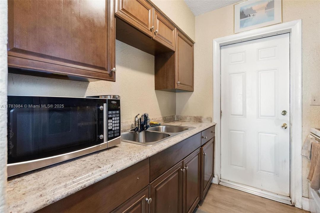 Recently Sold: $400,000 (3 beds, 1 baths, 952 Square Feet)