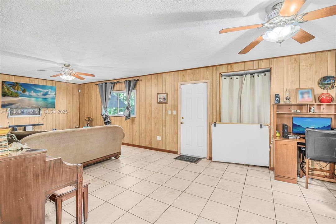 Недавно продано: $599,000 (3 спален, 2 ванн, 1710 Квадратных фут)