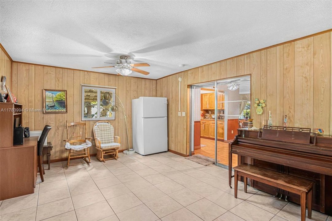 Недавно продано: $599,000 (3 спален, 2 ванн, 1710 Квадратных фут)