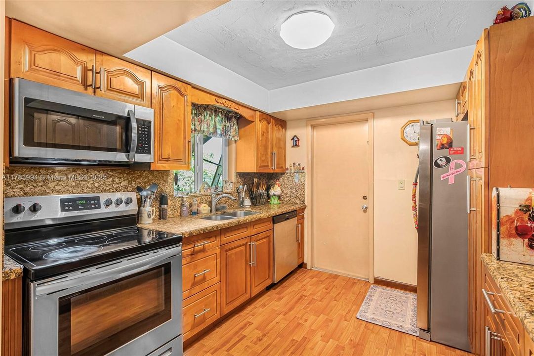 Недавно продано: $599,000 (3 спален, 2 ванн, 1710 Квадратных фут)