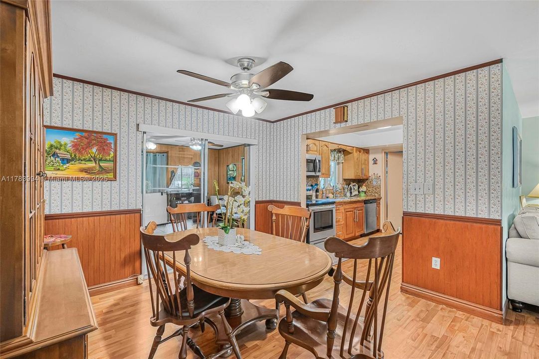 Недавно продано: $599,000 (3 спален, 2 ванн, 1710 Квадратных фут)