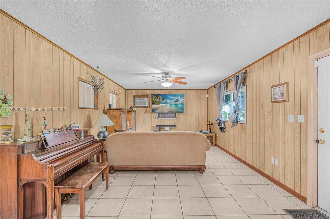 Недавно продано: $599,000 (3 спален, 2 ванн, 1710 Квадратных фут)