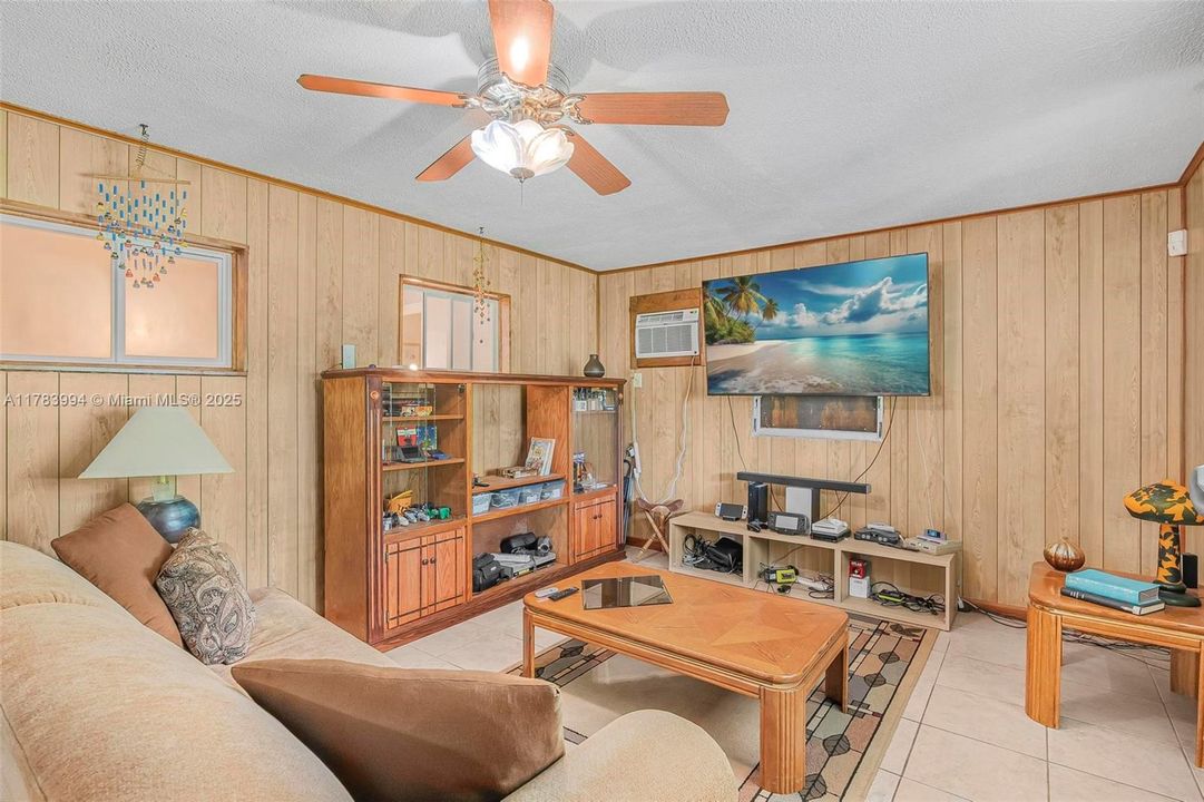 Недавно продано: $599,000 (3 спален, 2 ванн, 1710 Квадратных фут)