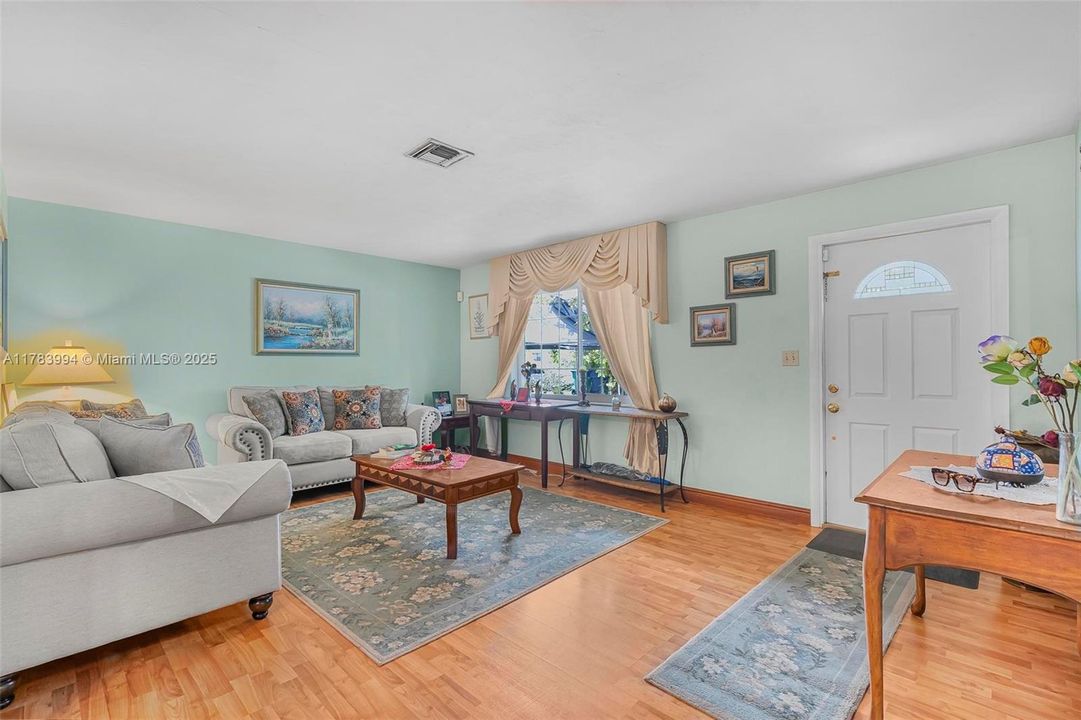 Недавно продано: $599,000 (3 спален, 2 ванн, 1710 Квадратных фут)