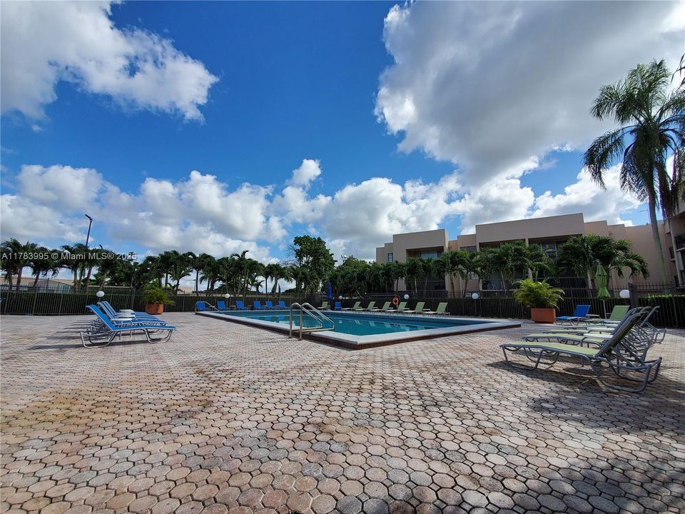 Activo con contrato: $253,000 (2 camas, 2 baños, 983 Pies cuadrados)