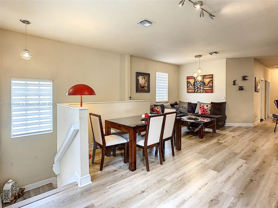 Recently Sold: $335,000 (3 beds, 2 baths, 1417 Square Feet)