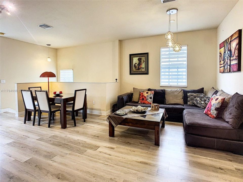 Recently Sold: $335,000 (3 beds, 2 baths, 1417 Square Feet)