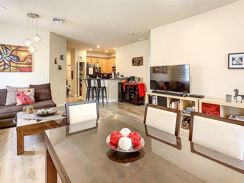 Recently Sold: $335,000 (3 beds, 2 baths, 1417 Square Feet)