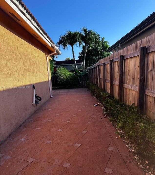 Recently Sold: $630,000 (3 beds, 2 baths, 1402 Square Feet)