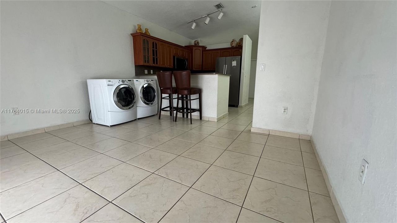 Recently Sold: $630,000 (3 beds, 2 baths, 1402 Square Feet)