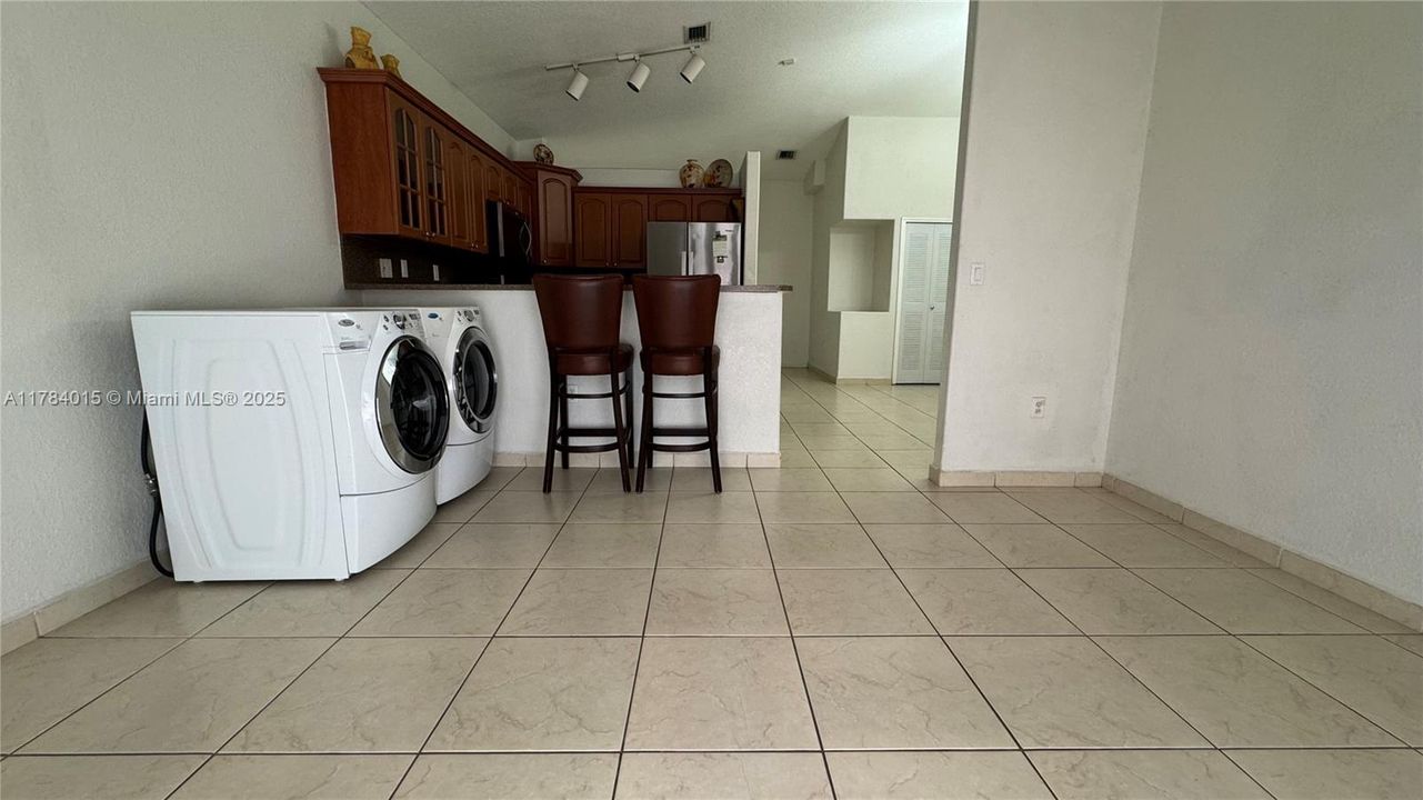 Recently Sold: $630,000 (3 beds, 2 baths, 1402 Square Feet)