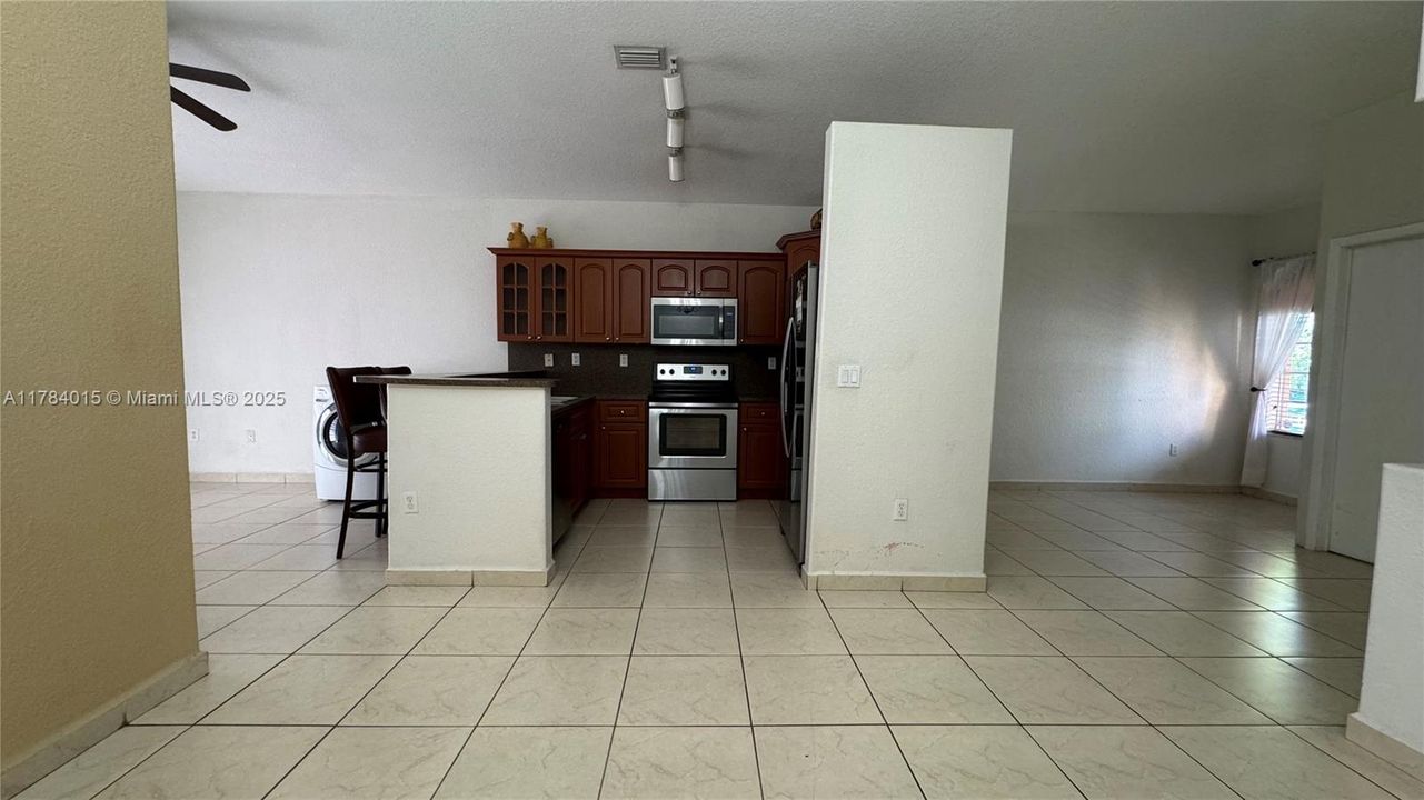 Recently Sold: $630,000 (3 beds, 2 baths, 1402 Square Feet)