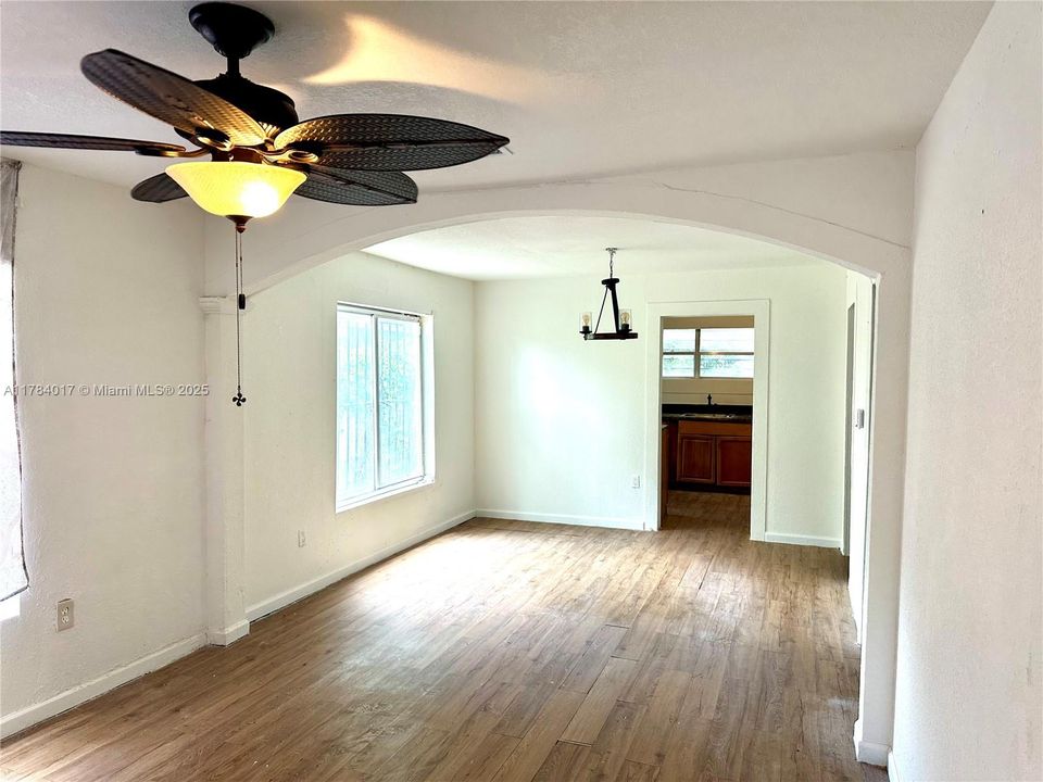 Недавно продано: $325,000 (2 спален, 1 ванн, 816 Квадратных фут)