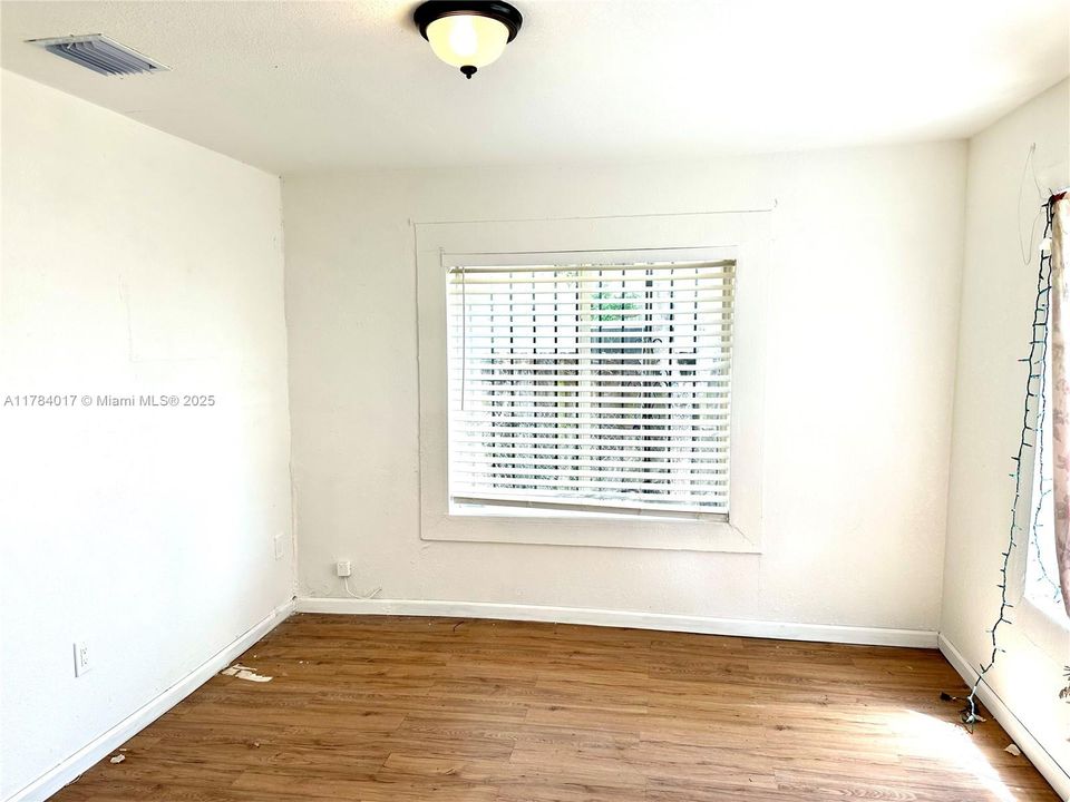 Недавно продано: $325,000 (2 спален, 1 ванн, 816 Квадратных фут)