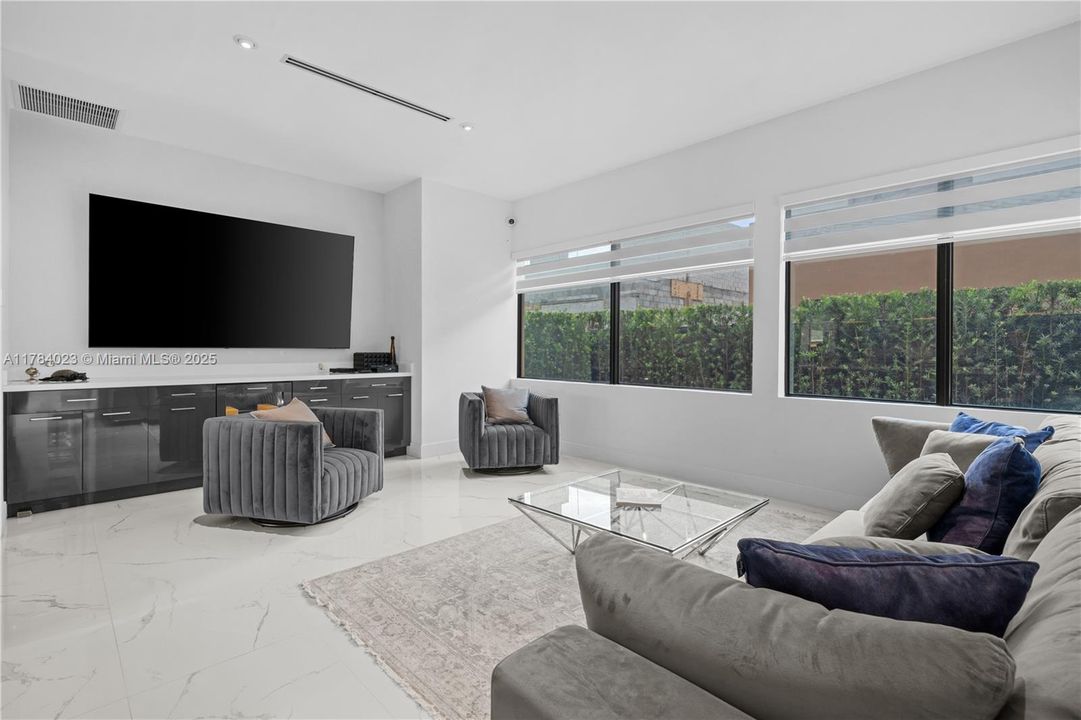 Recently Rented: $7,500 (5 beds, 4 baths, 3368 Square Feet)