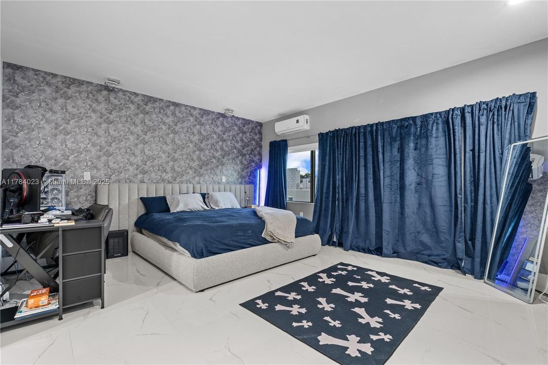 Recently Rented: $7,500 (5 beds, 4 baths, 3368 Square Feet)