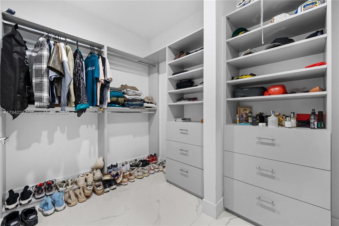 Recently Rented: $7,500 (5 beds, 4 baths, 3368 Square Feet)