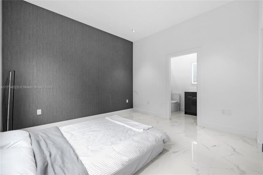 Recently Rented: $7,500 (5 beds, 4 baths, 3368 Square Feet)