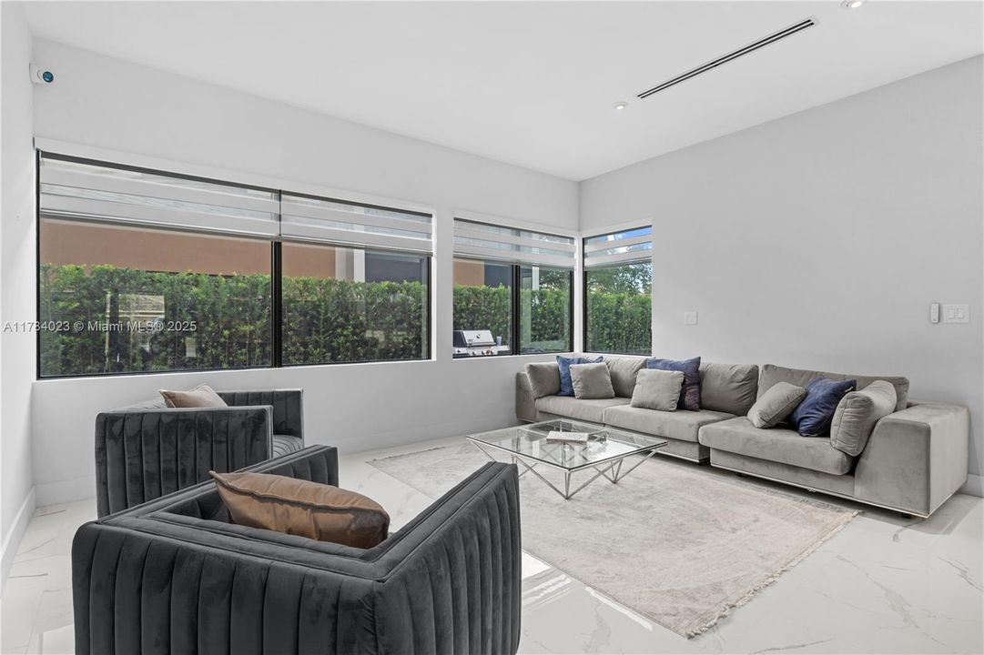 Recently Rented: $7,500 (5 beds, 4 baths, 3368 Square Feet)