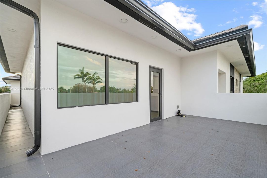 Recently Rented: $7,500 (5 beds, 4 baths, 3368 Square Feet)