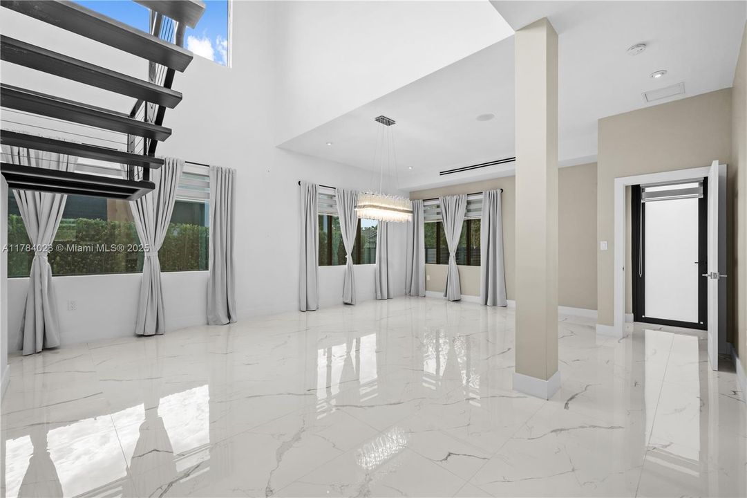 Recently Rented: $7,500 (5 beds, 4 baths, 3368 Square Feet)