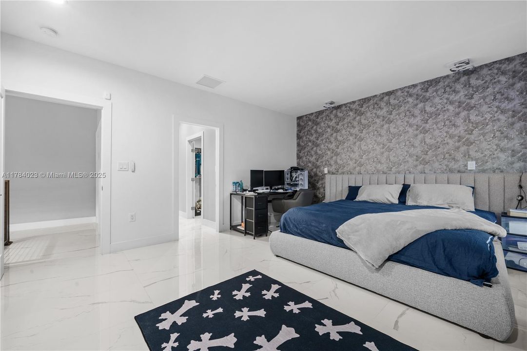 Recently Rented: $7,500 (5 beds, 4 baths, 3368 Square Feet)