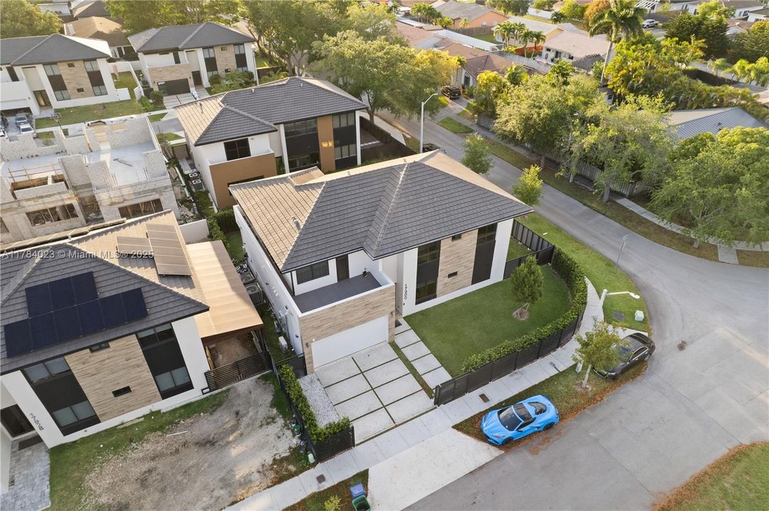 Recently Rented: $7,500 (5 beds, 4 baths, 3368 Square Feet)