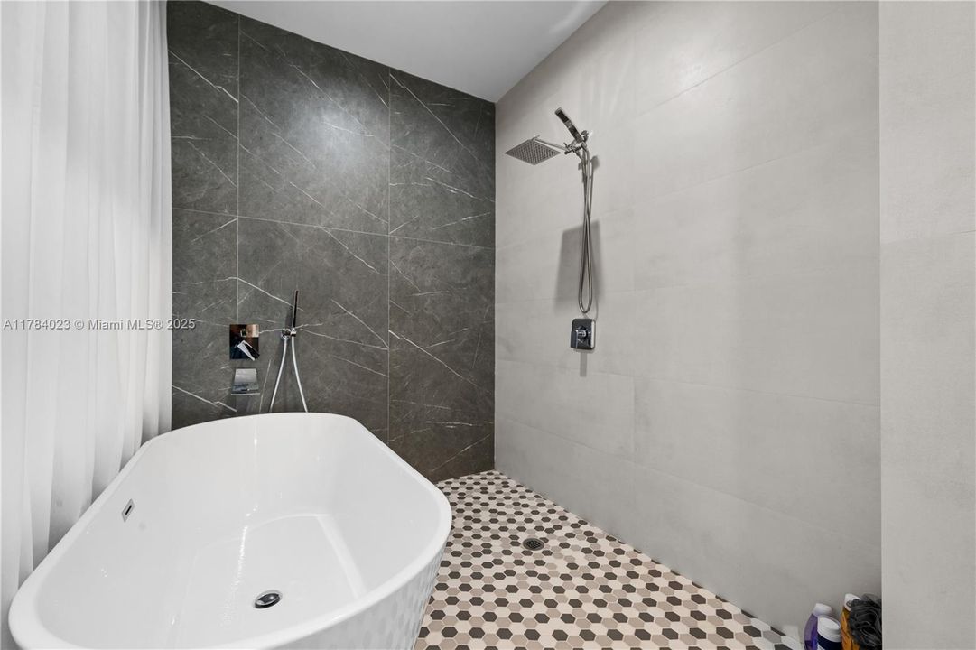 Recently Rented: $7,500 (5 beds, 4 baths, 3368 Square Feet)