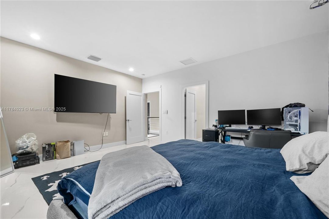 Recently Rented: $7,500 (5 beds, 4 baths, 3368 Square Feet)