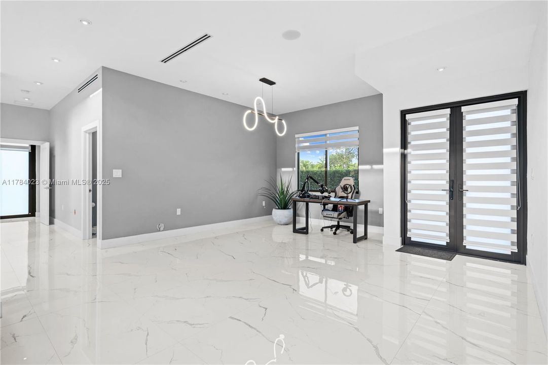 Recently Rented: $7,500 (5 beds, 4 baths, 3368 Square Feet)